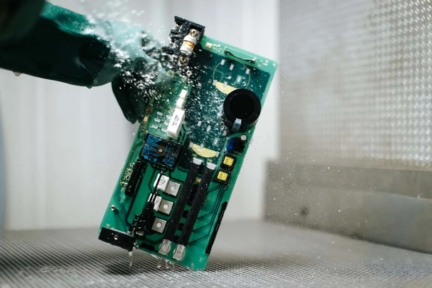 Nettoyage et maintenance préventive de cartes électroniques industrielles Arve Concept