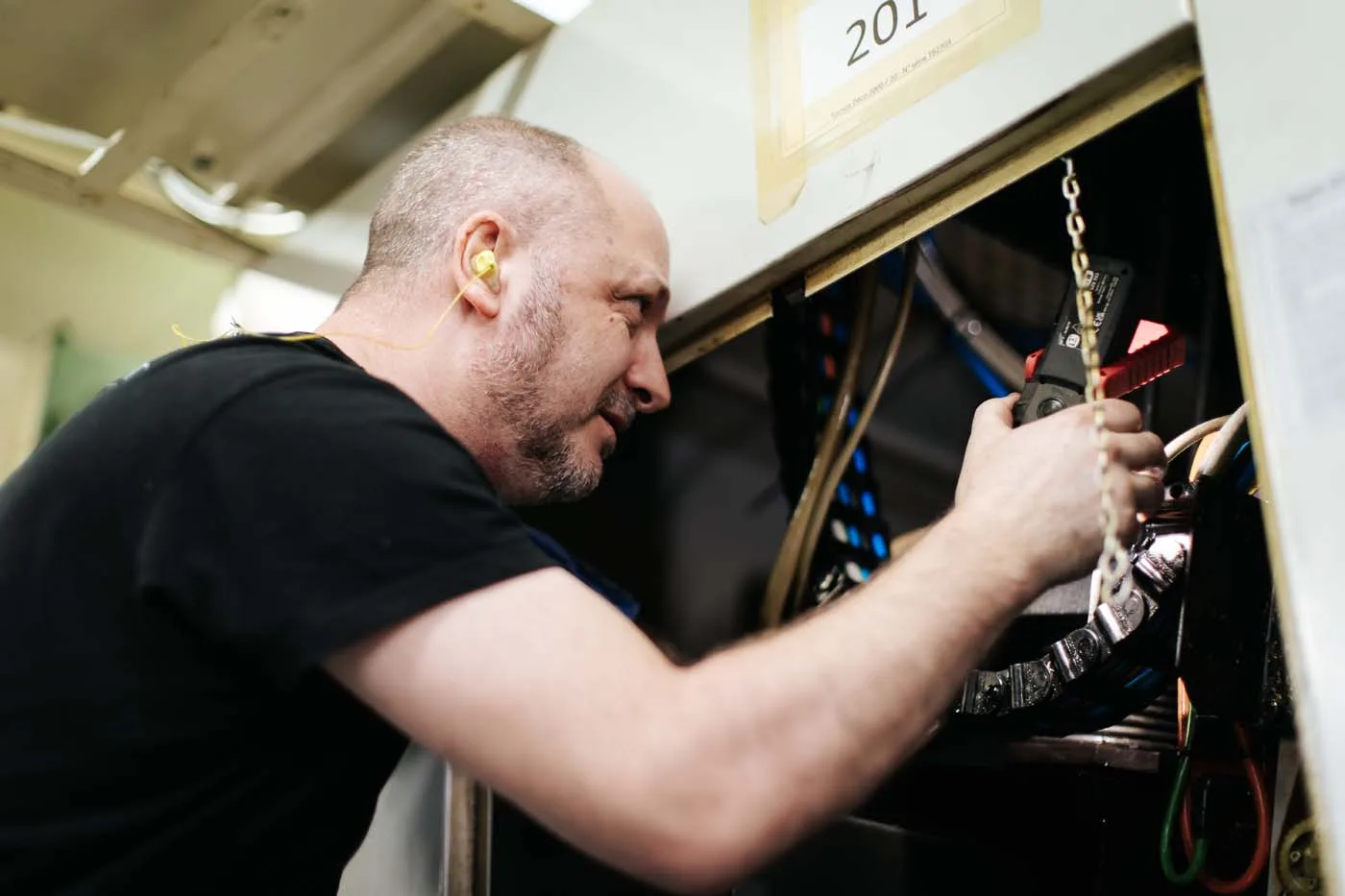 Technicien intervenant sur un site industriel